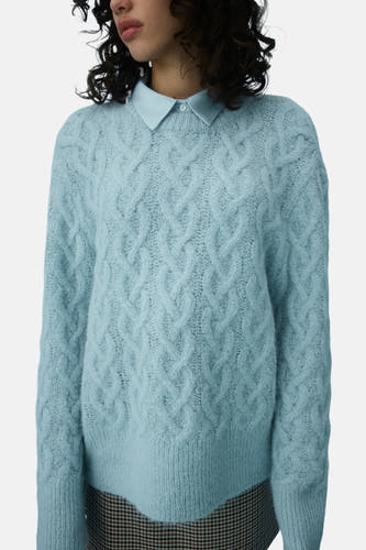 T-shirt bleu marine à col rond de Vila, avec un motif côtelé, porté sur une chemise bleu clair.