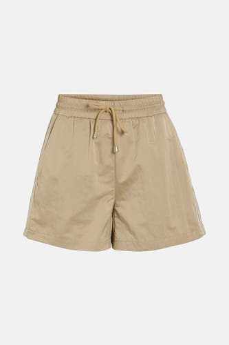 Beige short van VILA, met trekkoord taille en subtiele contrasterende bies aan de zijkant.
