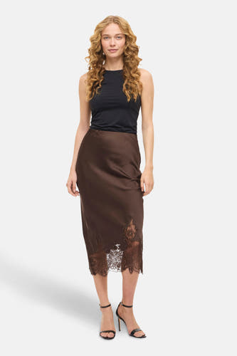 Bruine rok van VILA®, met kanten randafwerking aan de onderkant, gecombineerd met een zwarte top en zwarte sandalen met hak.