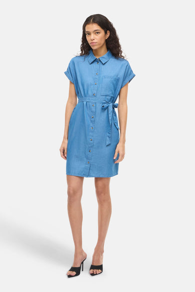 Denim kleedje met korte mouwen van VILA, met knoopsluiting en ceintuur in dezelfde kleur.
