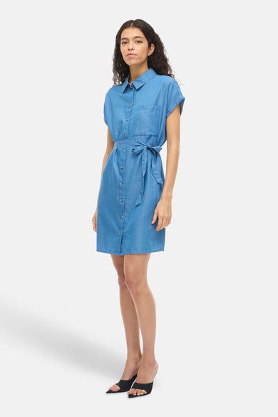 Denim kleedje met korte mouwen van VILA®, met een knoopsluiting en ceintuur in de taille.