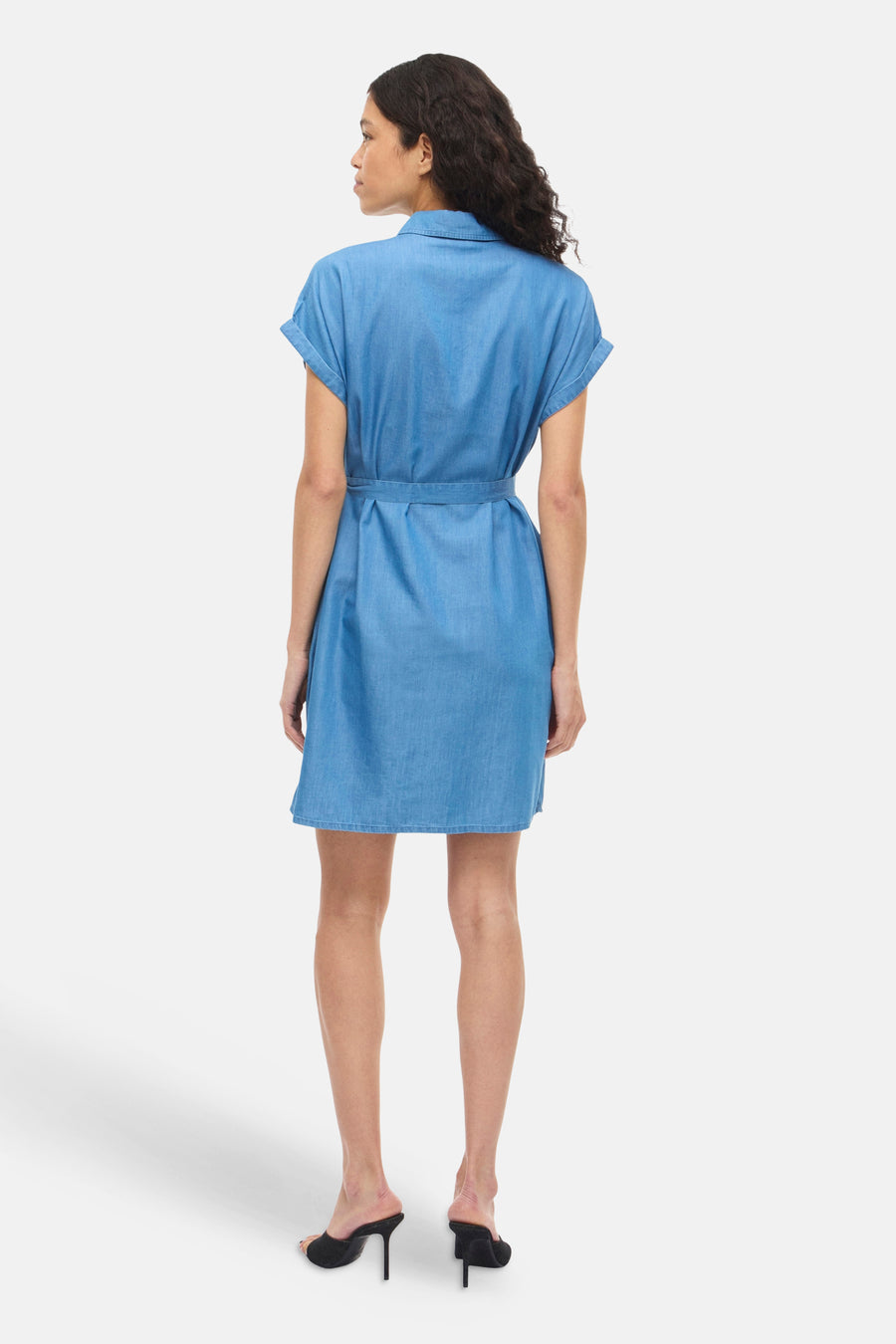 Robe en jean à manches courtes de VILA®, avec ceinture à la taille.