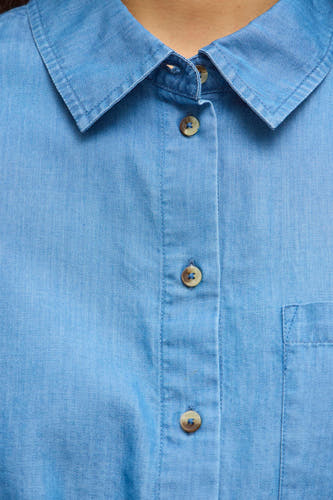 Robe en denim bleu moyen à manches courtes de VILA®, avec fermeture boutonnée et poche poitrine.