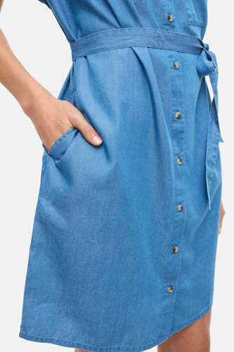 Robe courte en jean bleu à manches courtes de VILA®, avec fermeture à boutons et une ceinture à la taille.