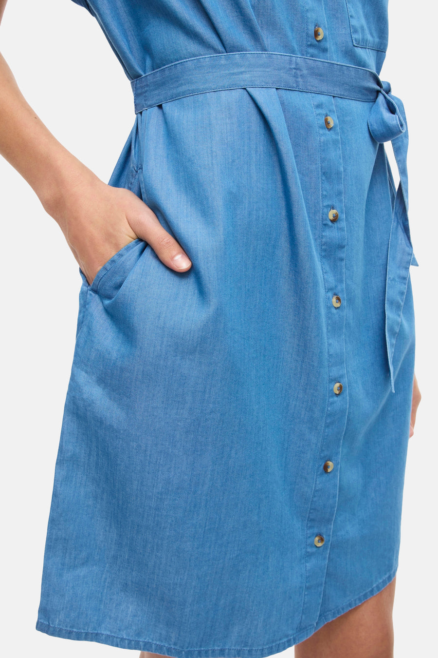 Robe courte en jean bleu à manches courtes de VILA®, avec fermeture à boutons et une ceinture à la taille.