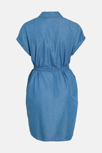 Robe courte en jean bleu moyen à manches courtes de VILA, avec ceinture et col, vue de dos.