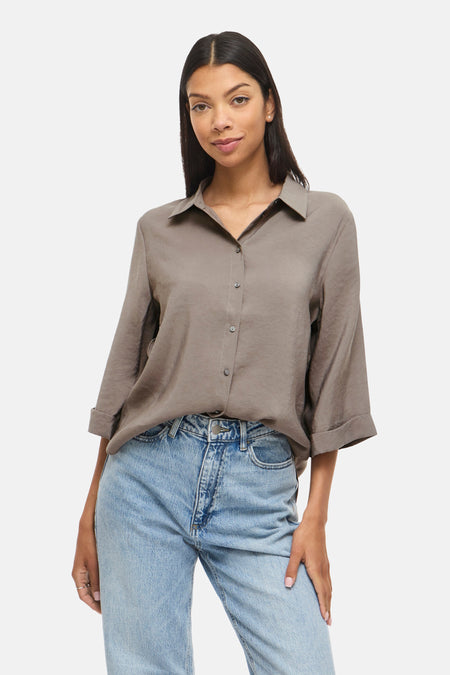 Chemise marron à manches courtes de VILA®, portée avec un jean délavé clair.