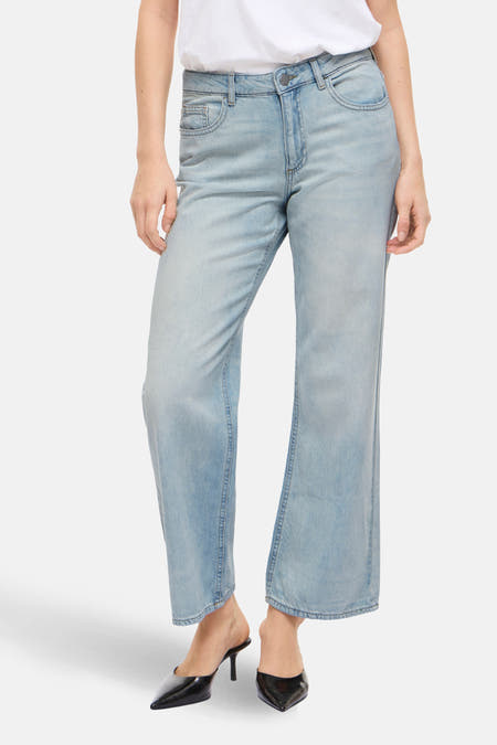 Lichtblauwe denim jeans wide van Vila, met wijde pijpen en zwarte muiltjes.