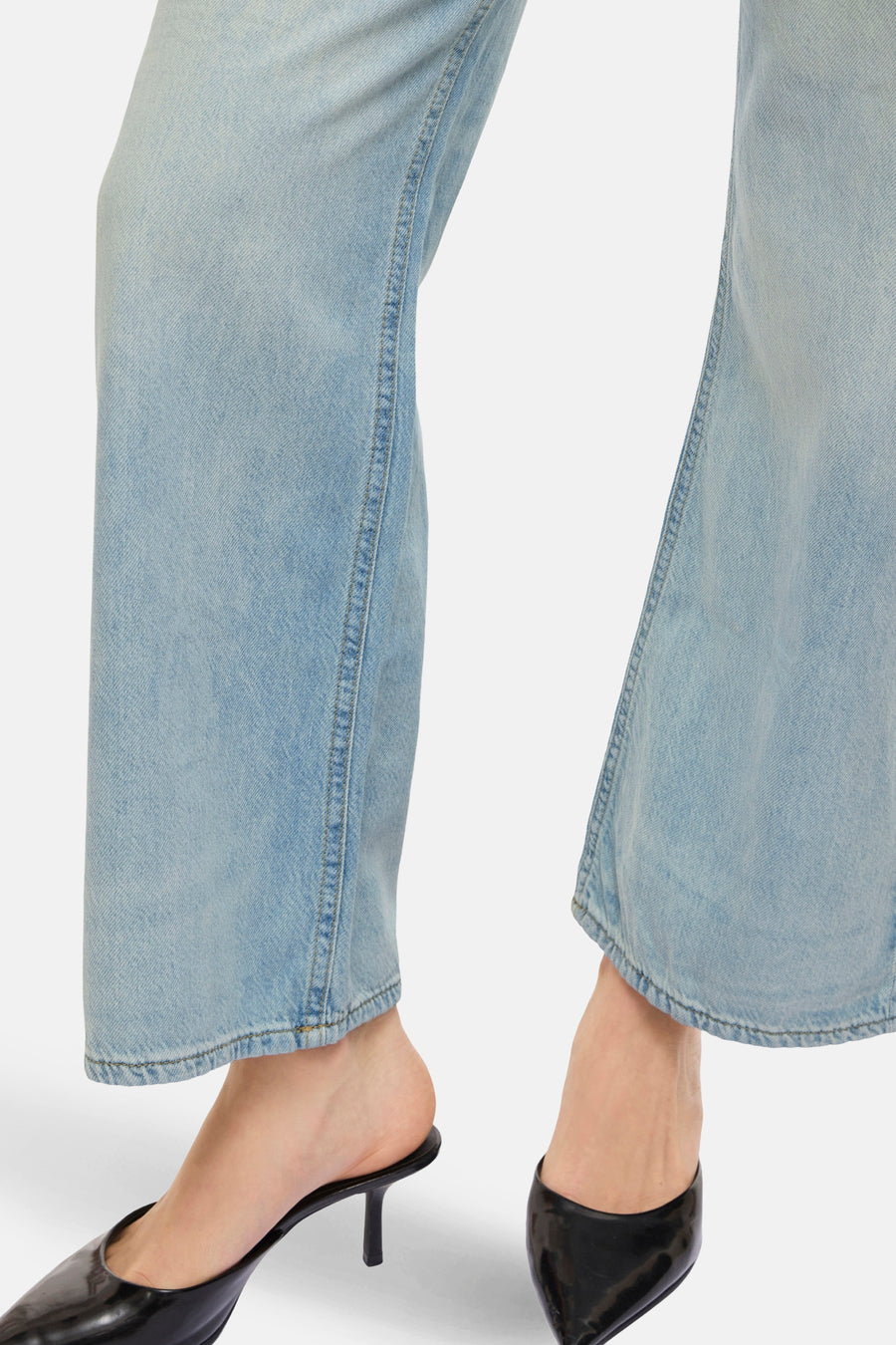 Lichtblauwe denim jeans wide van VILA, met wijde pijpen en zwarte muiltjes.
