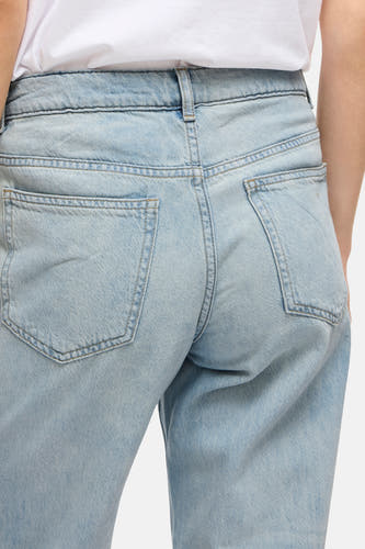 Lichtblauwe denim jeans wide van Vila, met achterzakken en een normale tailleband.
