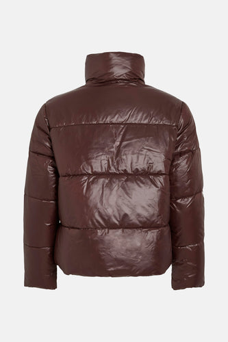 Bruine, glanzende pufferjas met hoge kraag.