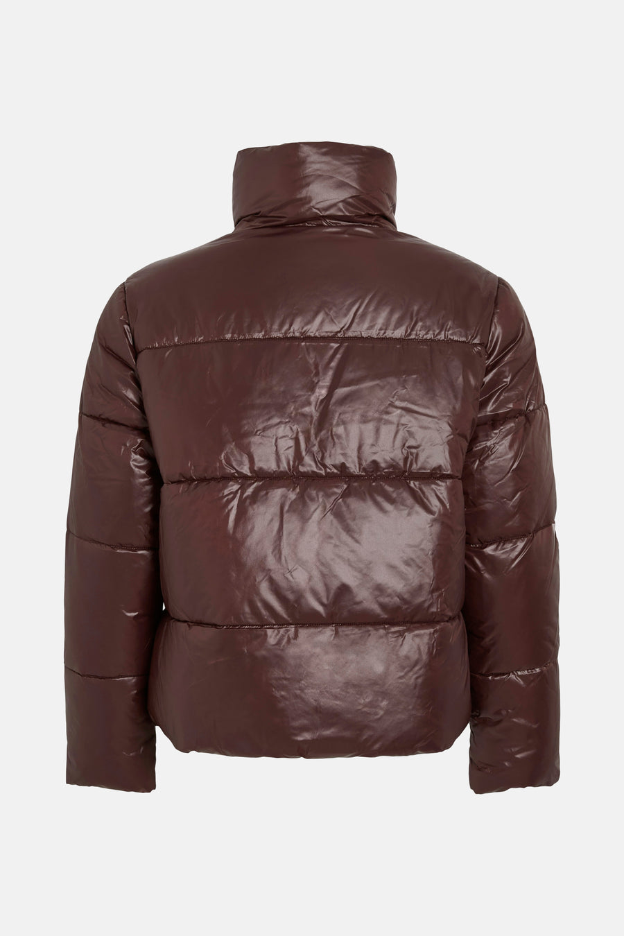 Bruine, glanzende pufferjas met hoge kraag.