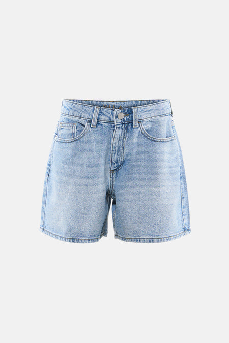 Lichtblauwe denim short van VILA® met knoopsluiting en zakken, frontaal gepresenteerd.