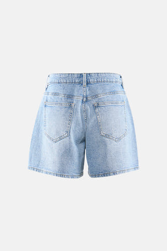 Short en jean bleu clair de VILA® avec poches arrière, vue de dos.
