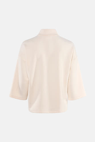 Beige sweater van VILA, met driekwart mouwen en een hoge hals, gezien van achteren.
