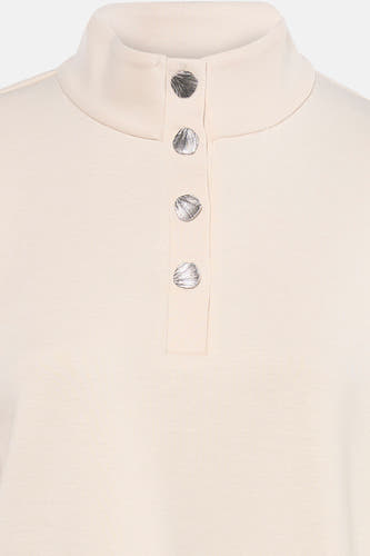 Beige sweater van VILA®, met een hoge kraag en zilverkleurige sierknopen.
