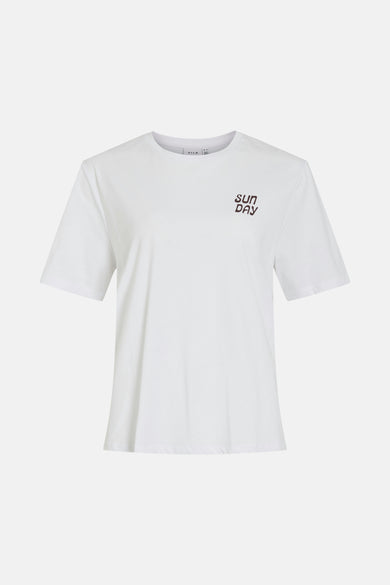 T-shirt blanc à manches courtes de VILA, avec une petite impression de texte marron foncé.