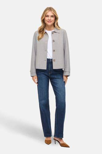 Grijze korte jas van VILA®, gedragen met een wit T-shirt en donkere jeans met bruine hakken.
