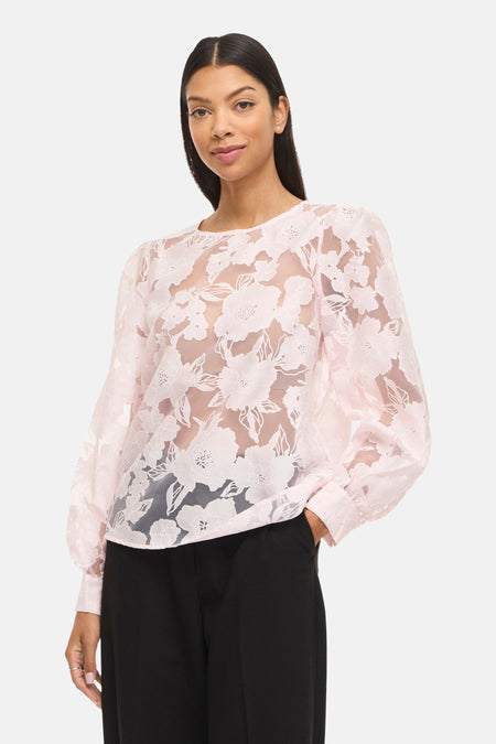 Chemisier rose à manches longues de VILA®, à motif floral et associé à un pantalon noir et des talons hauts.