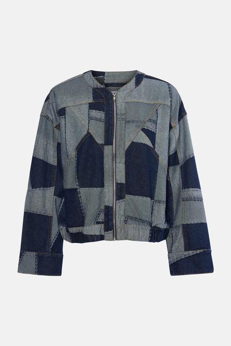 Veste courte en jean bleu foncé de VILA, avec un design patchwork et une fermeture éclair argentée.