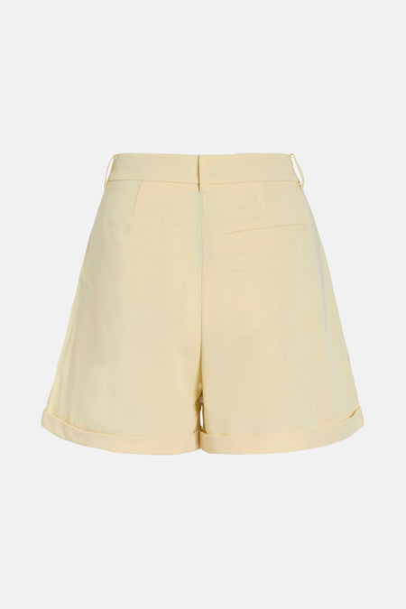 Gele short van VILA®, met een achterzak en opgerolde pijpen.

