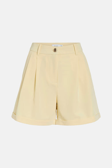 Gele short van VILA, met hoge taille en omslag onderaan de pijpen.