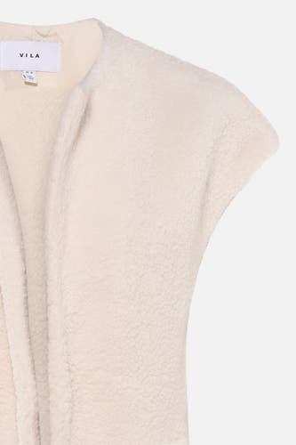 Manteau beige de VILA, avec une texture douce et duveteuse et un modèle sans manches.