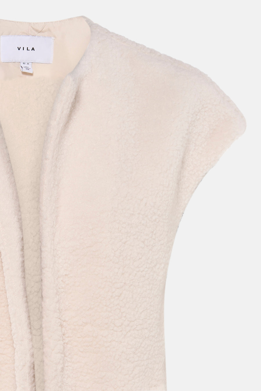 Manteau beige de VILA, avec une texture douce et duveteuse et un modèle sans manches.