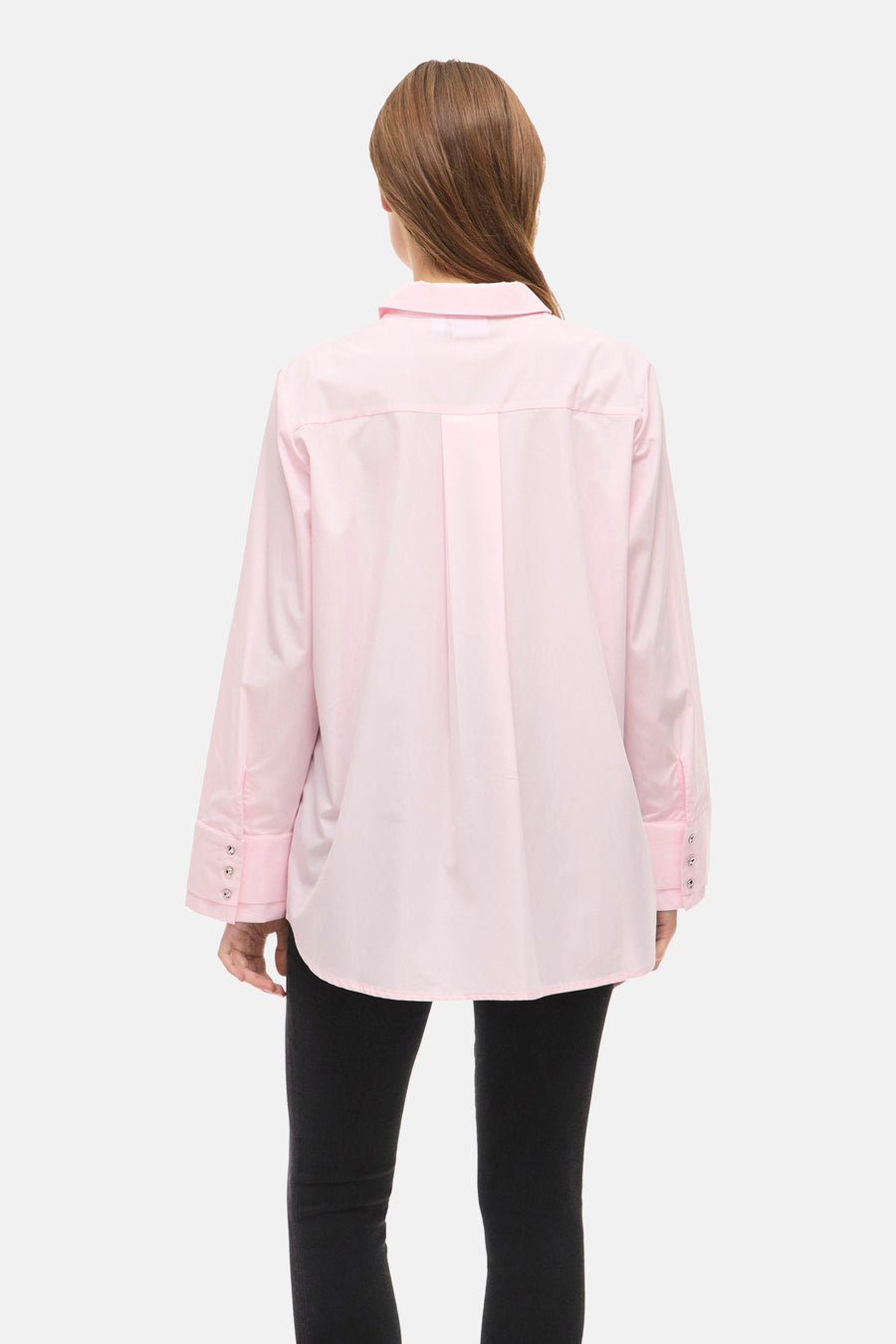 Roze overhemd met lange mouwen van VILA®, gezien van achteren, met plooien op de rug en zwarte broek.