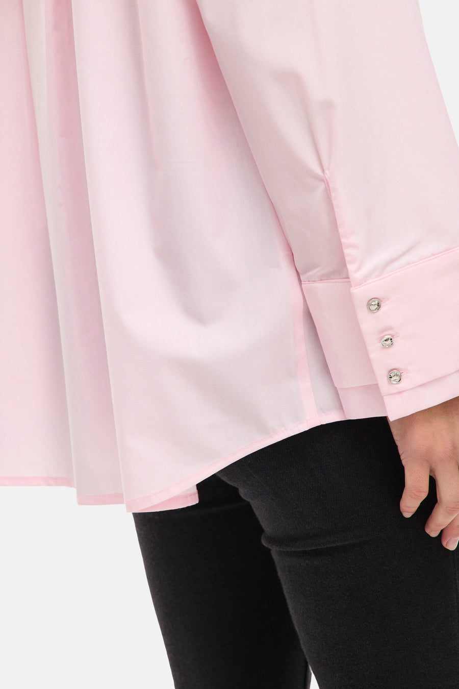Roze overhemd met lange mouwen van VILA, met een zichtbare manchet en zilveren knopen.
