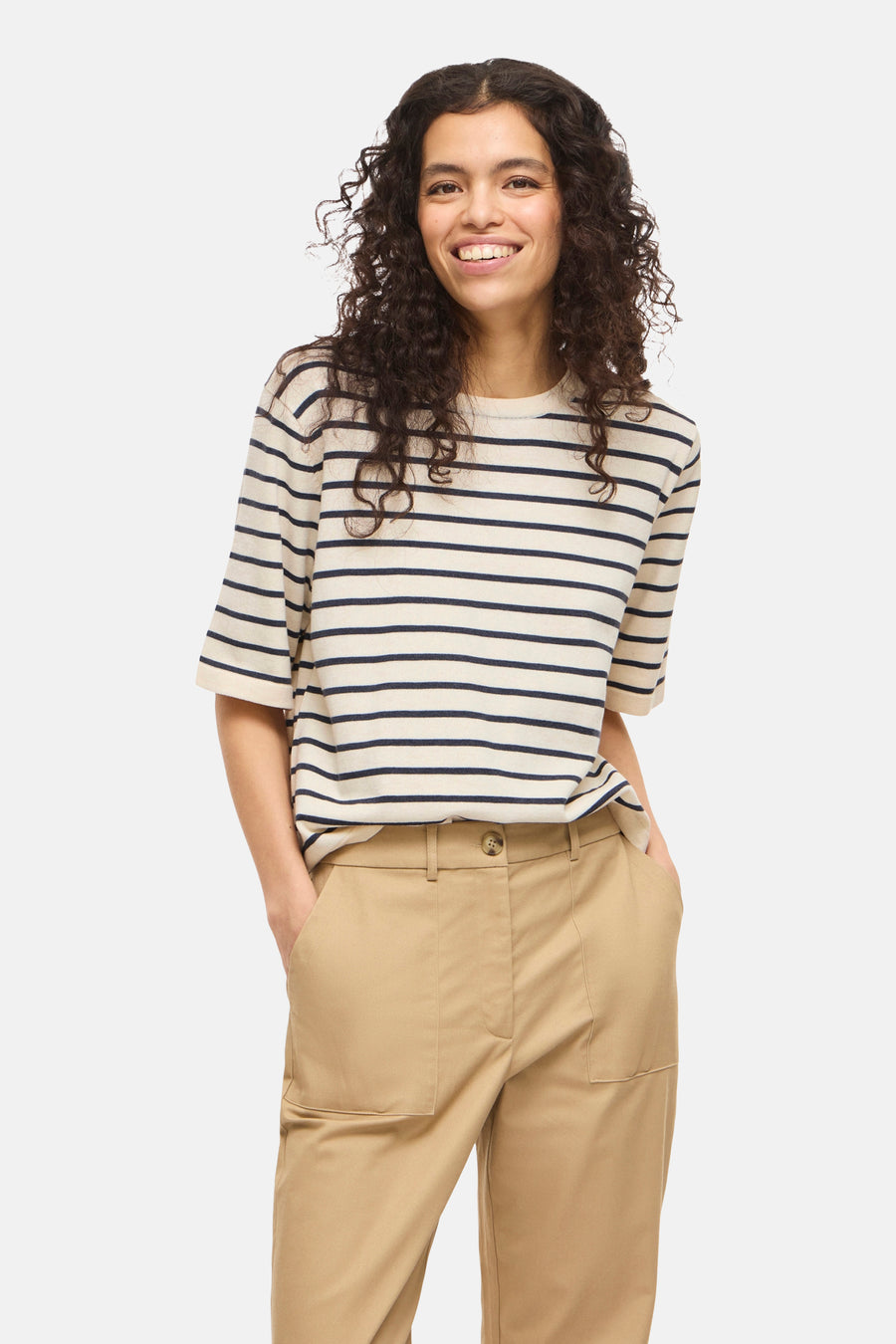 T-shirt beige à manches courtes de VILA®, avec un motif rayé et porté avec un pantalon kaki.