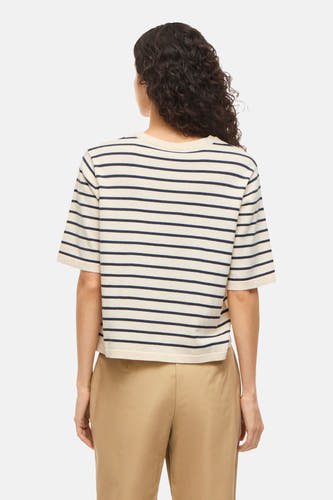 T-shirt beige à manches courtes de Vila, avec un motif rayé, porté avec un pantalon beige.
