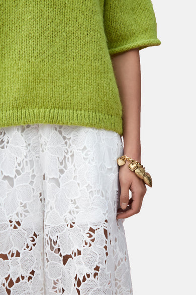 Pantalon blanc de VILA®, avec des détails sur les bords et un bracelet doré avec des cœurs.