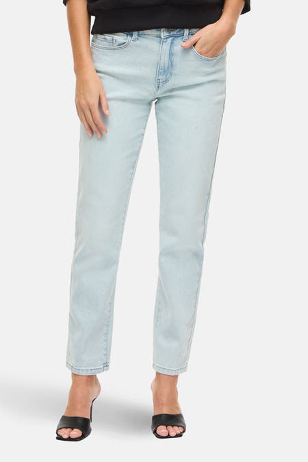 Lichtblauwe straight jeans van VILA, met steekzak en zwarte muiltjes.