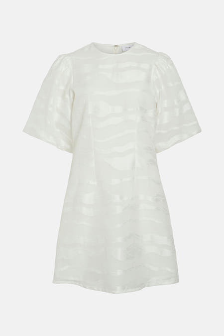 Robe blanche à manches courtes de Vila, avec un motif ondulé.