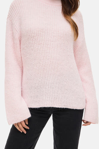 T-shirt rose avec col rond de VILA, en tissu doux et côtelé, associé à un pantalon noir.
