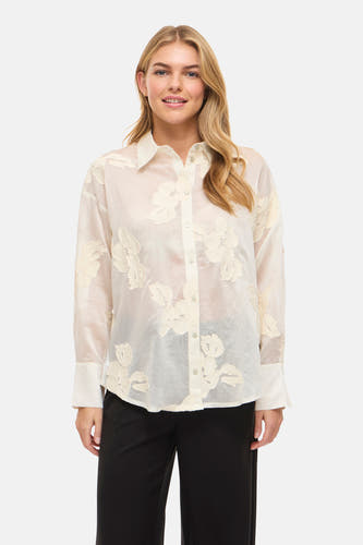 Beige blouse met lange mouwen van Vila, voorzien van delicate bloemenapplicaties en een klassieke kraag.
