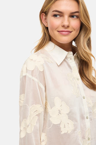 Beige blouse met lange mouwen van VILA, met bloemmotief en knoopsluiting.