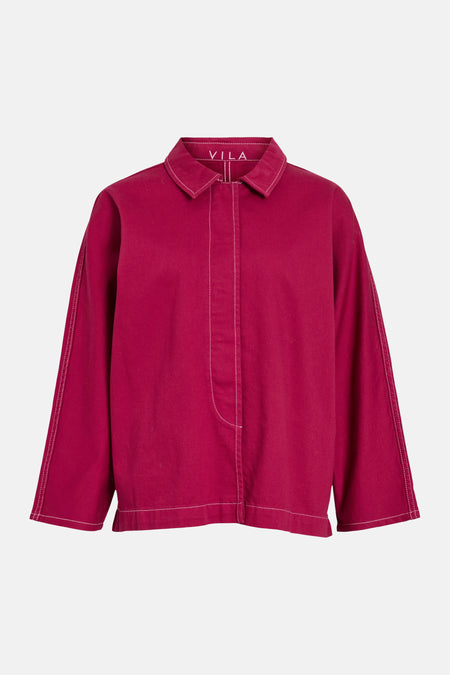 Chemise rose à manches longues de VILA avec surpiqûres et col contrastants blancs.