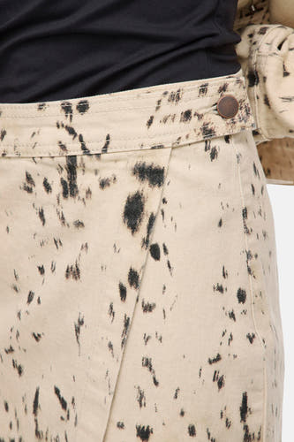 Beige korte rok van VILA, met een overslagdetail en een abstract vlekkenpatroon.