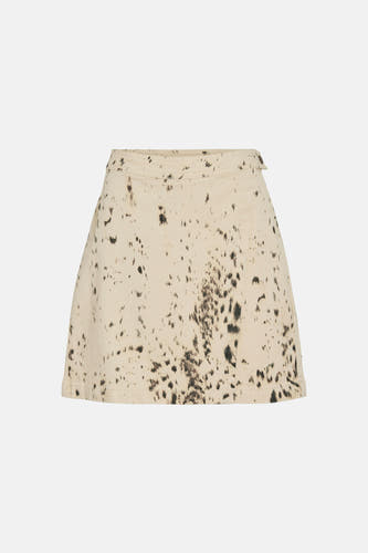 Beige korte rok van VILA, met een patroon van zwarte vlekken en een rechte pasvorm.
