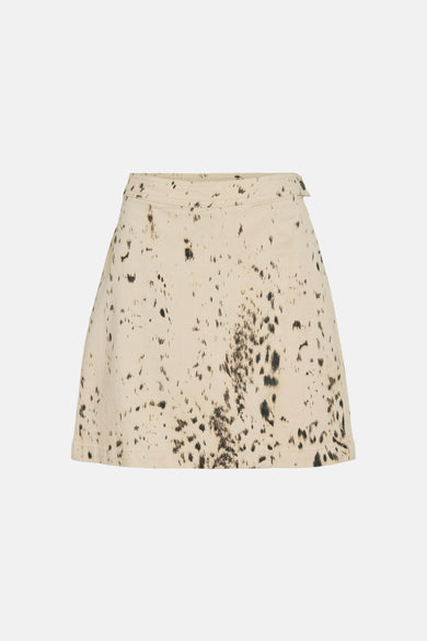 Jupe courte beige de VILA, avec un motif de taches noires et une coupe droite.