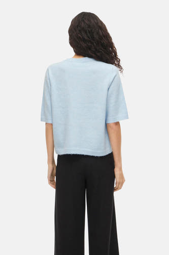 Blauw gilet van VILA met korte mouwen, gezien van achteren, gecombineerd met een zwarte broek.
