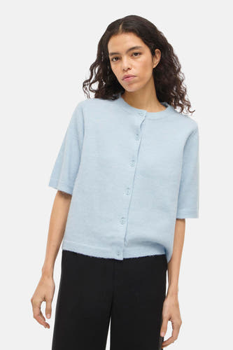 Blauw vest van VILA® met korte mouwen en knoopsluiting, gedragen over een zwarte broek.