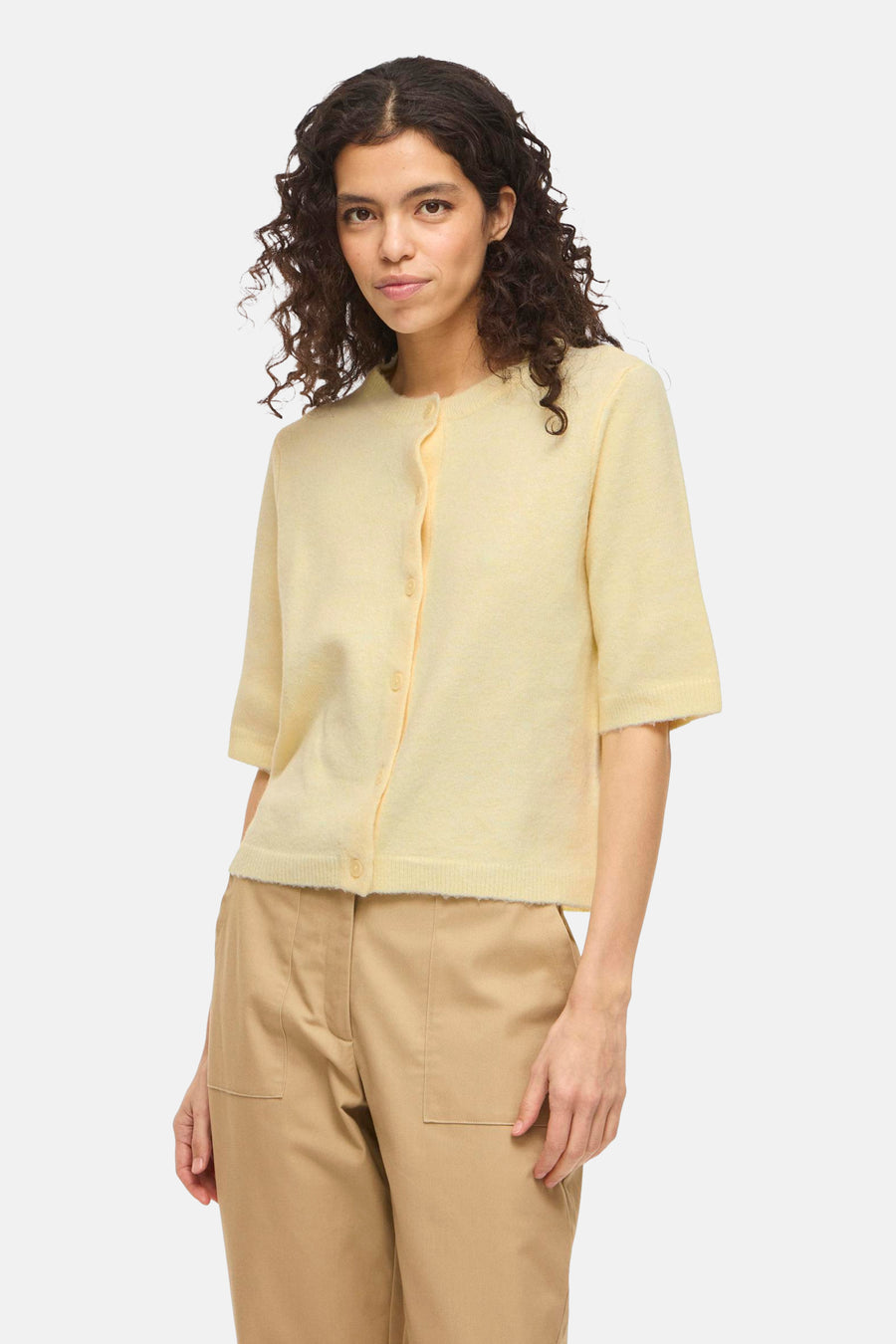 Gilet jaune de VILA®, porté avec un pantalon kaki et des chaussures ouvertes noires.