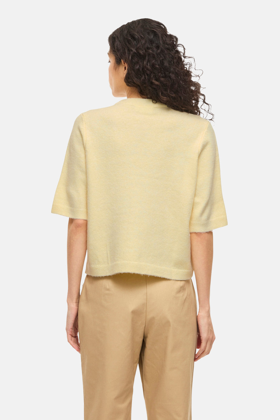 Gilet jaune de VILA®, dos, combiné avec un pantalon marron clair.