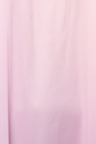 Robe rose de VILA avec plis subtils et texture.