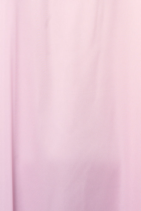 Robe rose de VILA avec plis subtils et texture.