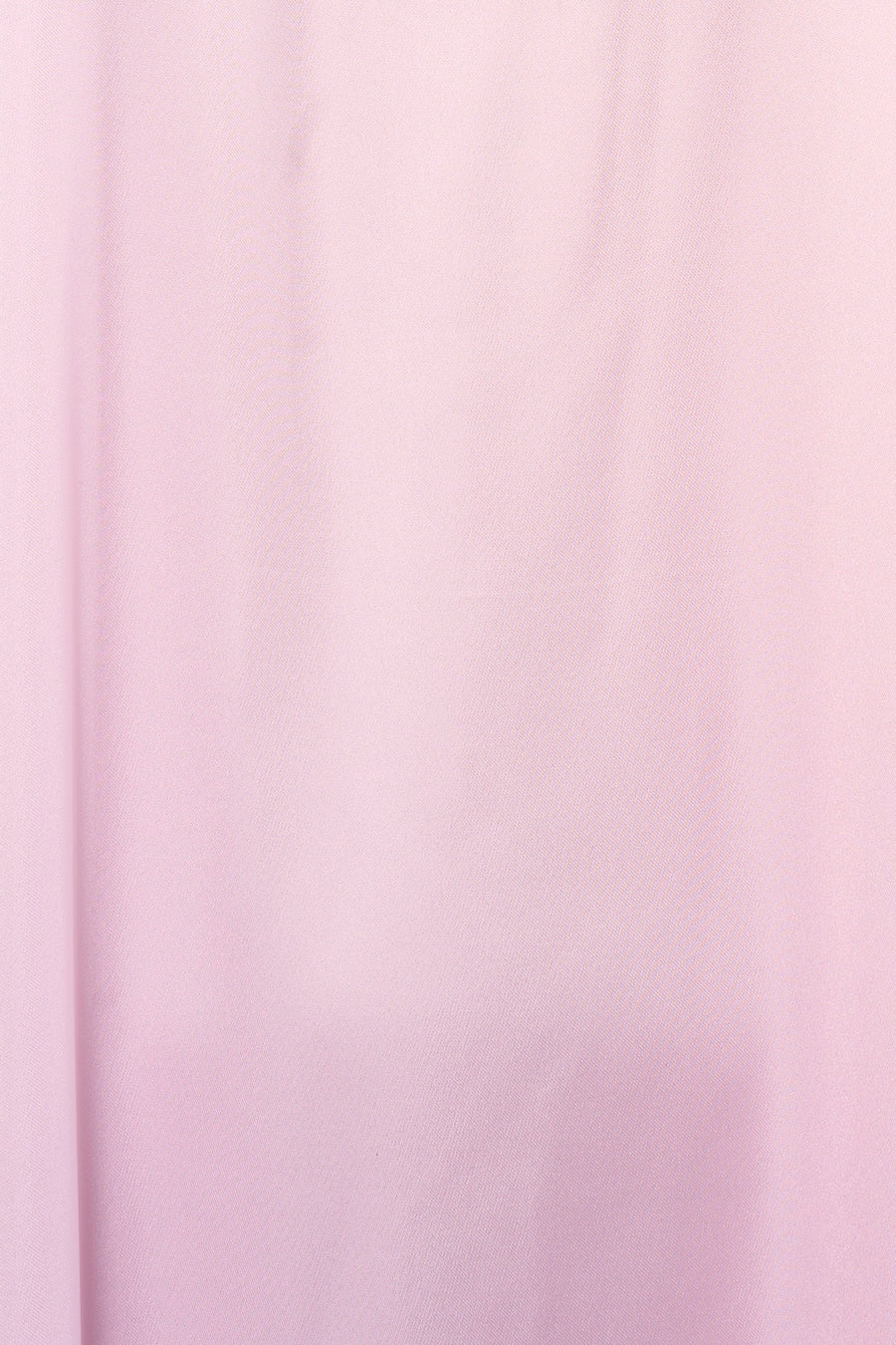 Robe rose de VILA avec plis subtils et texture.