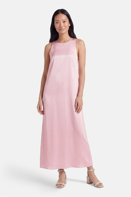 Robe longue sans manches en satin rose de VILA®, portée par un mannequin avec des talons carrés beiges.